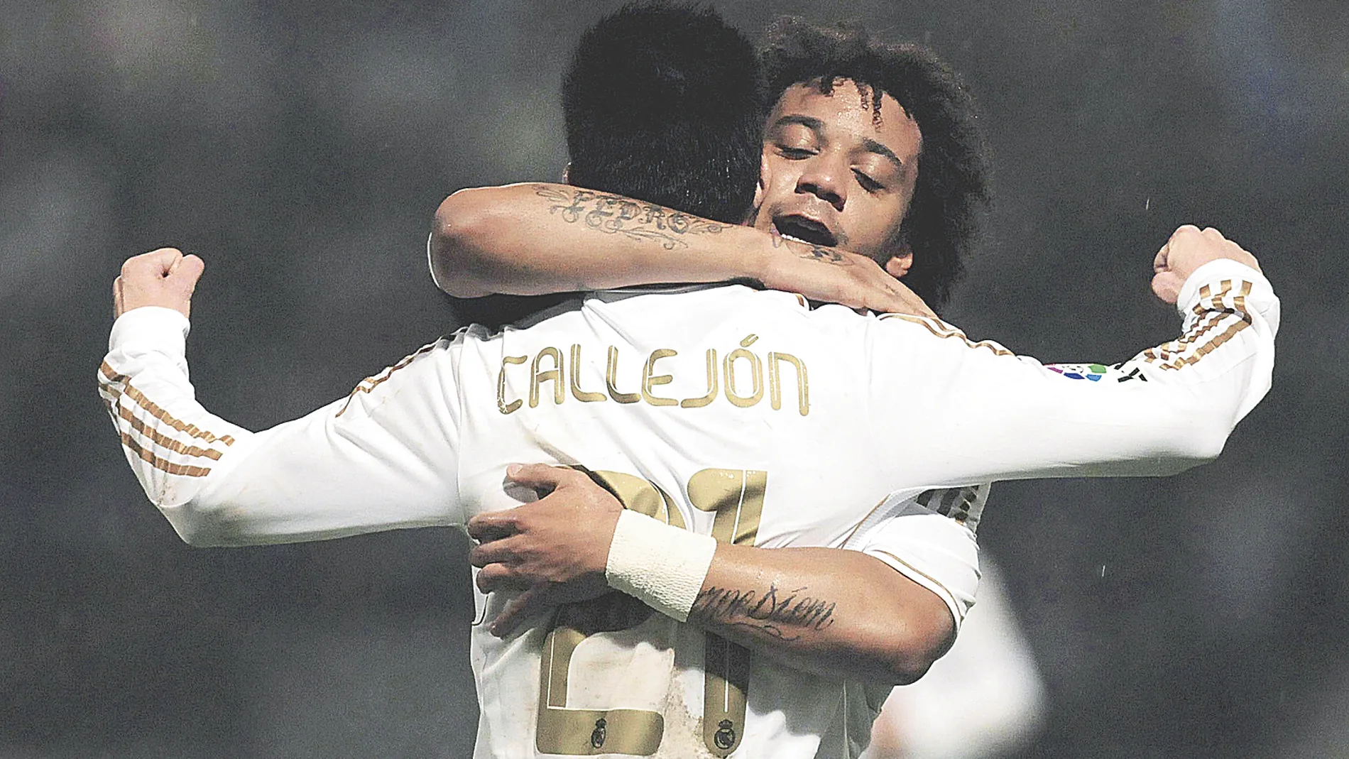 Marcelo y Callejón se abrazan después del primer gol del Real Madrid