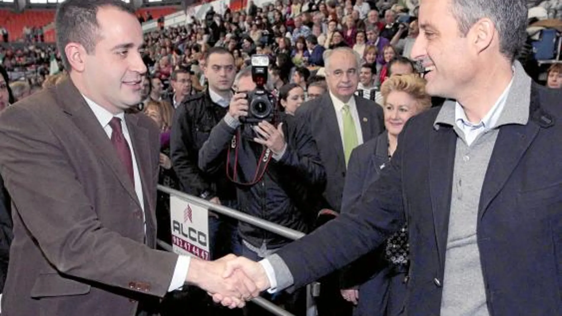 El presidente de la Generalitat saludó en el acto al líder de la oposición, Jorge Alarte