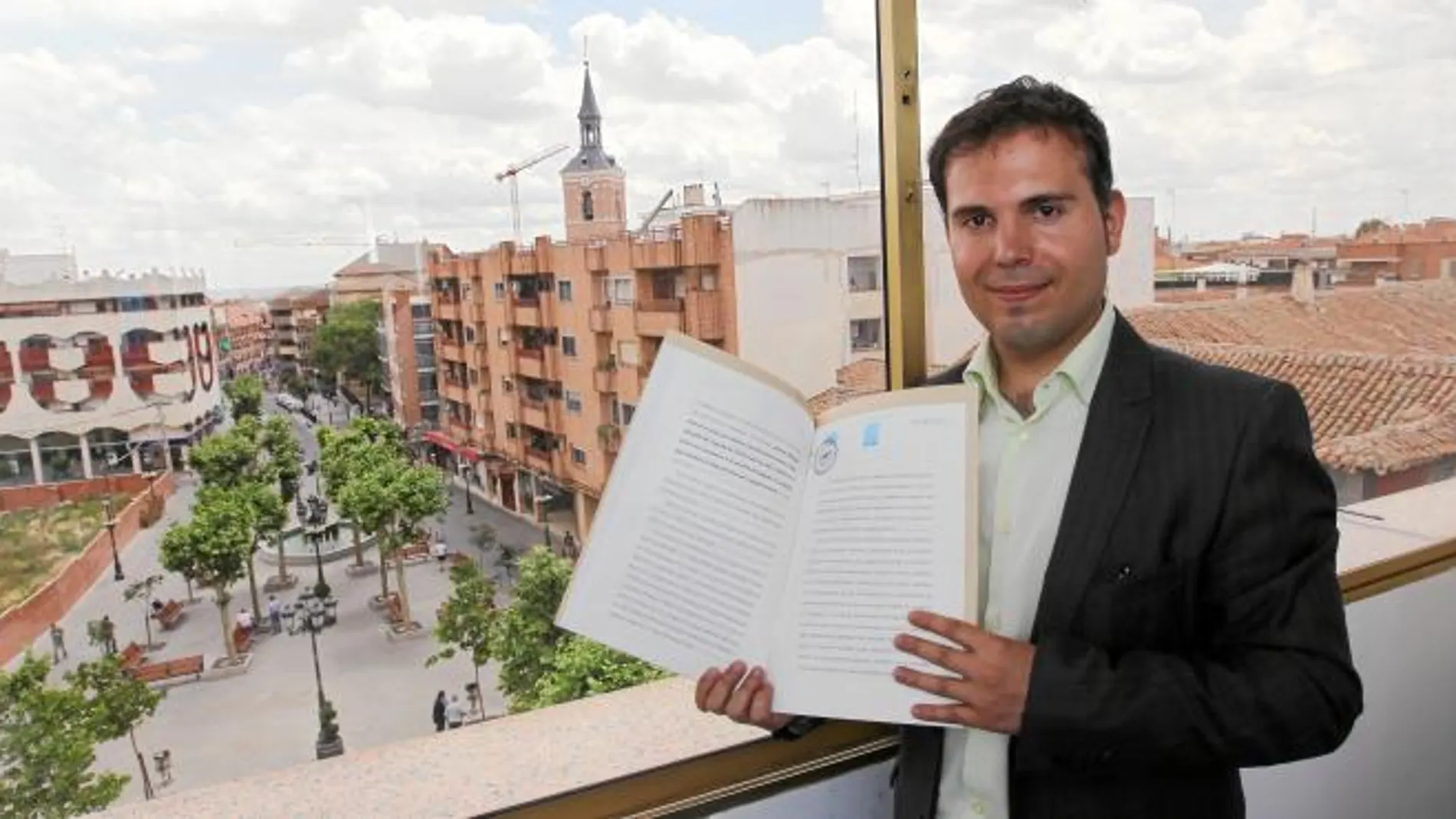 El candidato de Uleg, Carlos Delgado, posa con el acta notarial que firmó en campaña dando fe pública de que se votaría a sí mismo en la sesión de investidura