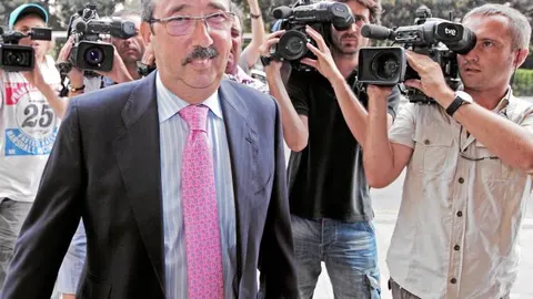 El sastre Tomás a su llegada ayer al TSJ valenciano para declarar en la vista previa ordenada por el juez Flors