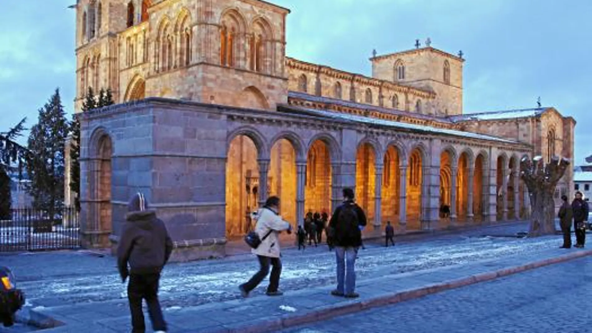Plazas, calles y monumentos disponen de una iluminación más eficiente. En la imagen, San Vicente de Ávila