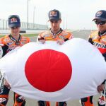 Pedrosa, Dovicioso y Stoner, los tres pilotos Honda, en un acto solidario con las víctimas del terremoto de Japón