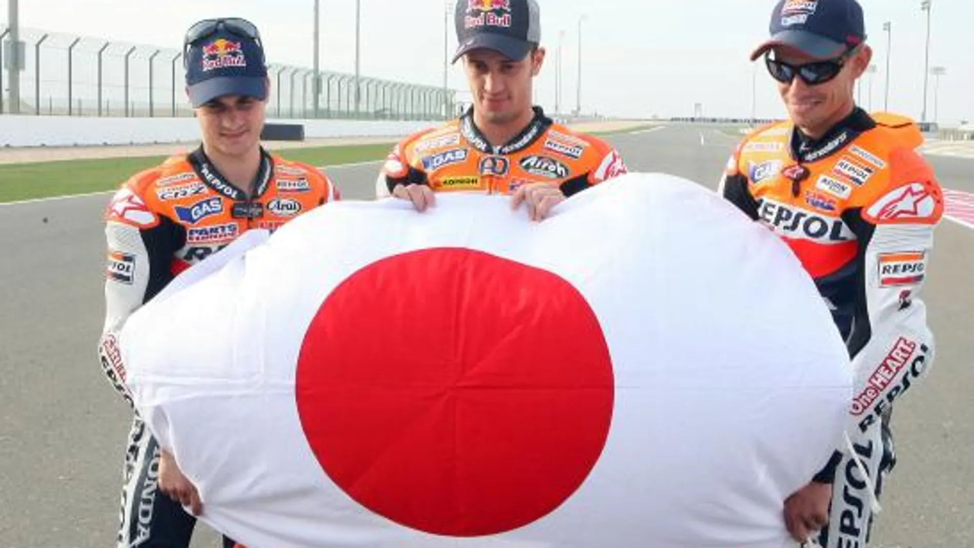 Pedrosa, Dovicioso y Stoner, los tres pilotos Honda, en un acto solidario con las víctimas del terremoto de Japón