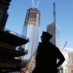 Un policía observa la tareas de construcción en la Zona Cero ayer en Nueva York