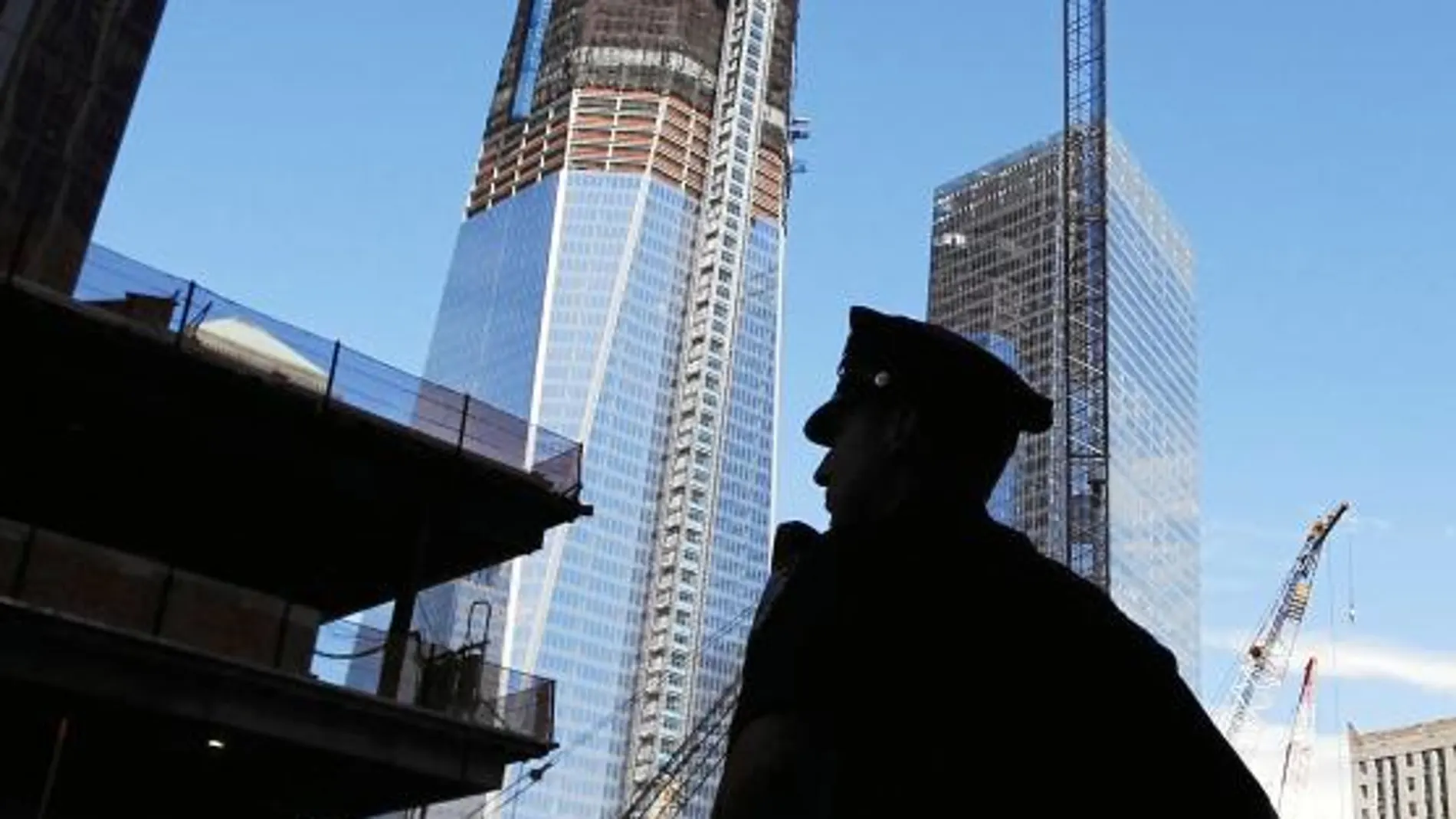 Un policía observa la tareas de construcción en la Zona Cero ayer en Nueva York