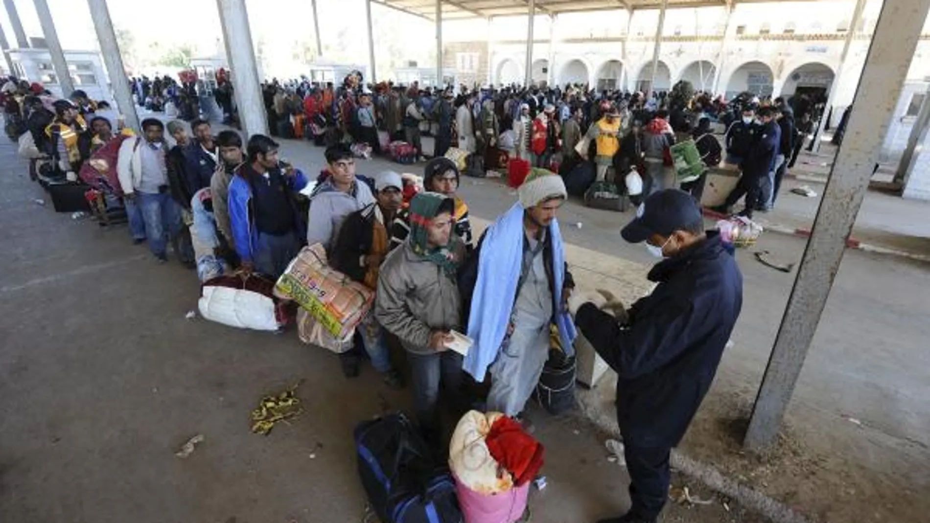 Miles de refugiados aguardan en el paso fronterizo de Ras el Jedir (Túnez)