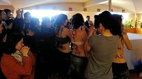 Las jóvenes se despojaron de la parte superior de su atuendo e hirieron la sensibilidad de los feligreses que se encontraban rezando