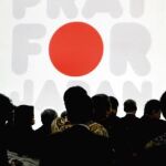 REZOS VIRTUALES POR FUKUSHIMA En internet, las redes sociales repiten el lema «praying for Japan», mientras en el mundo real, los antinucleares imponen su opinión.