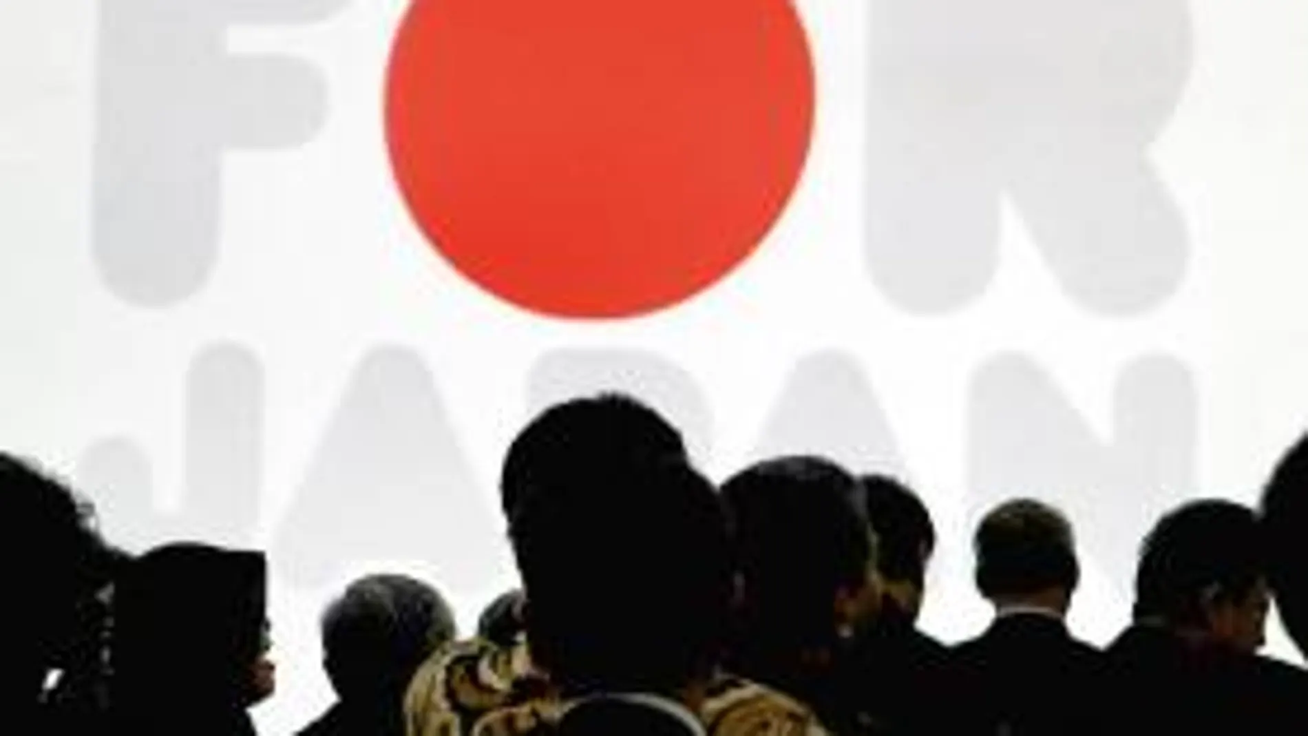 REZOS VIRTUALES POR FUKUSHIMA En internet, las redes sociales repiten el lema «praying for Japan», mientras en el mundo real, los antinucleares imponen su opinión.