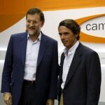 El presidente del Partido Popular, Mariano Rajoy y el ex presidente del Gobierno y el presidente de Honor del PP, José María Aznar.