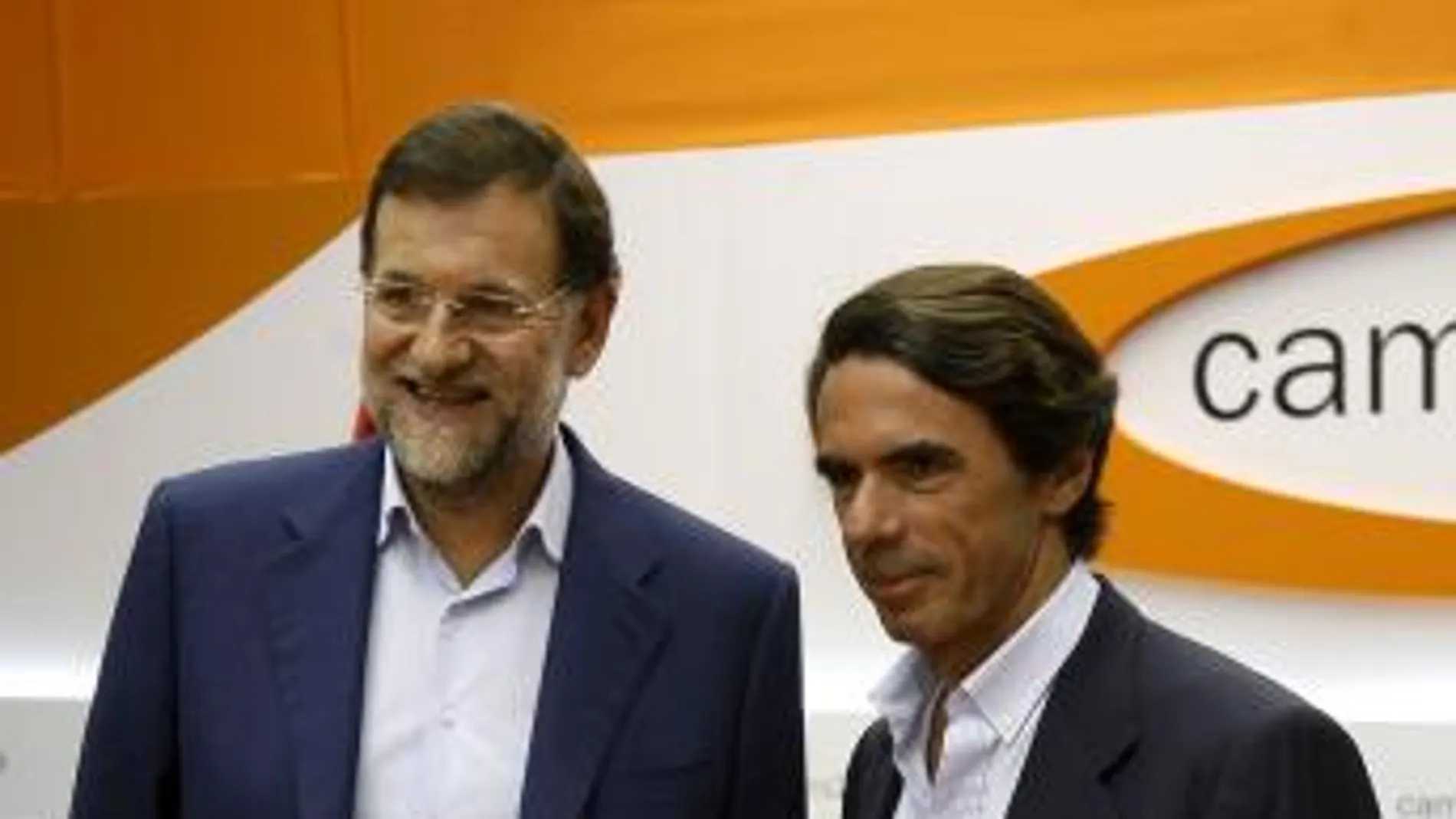 El presidente del Partido Popular, Mariano Rajoy y el ex presidente del Gobierno y el presidente de Honor del PP, José María Aznar.