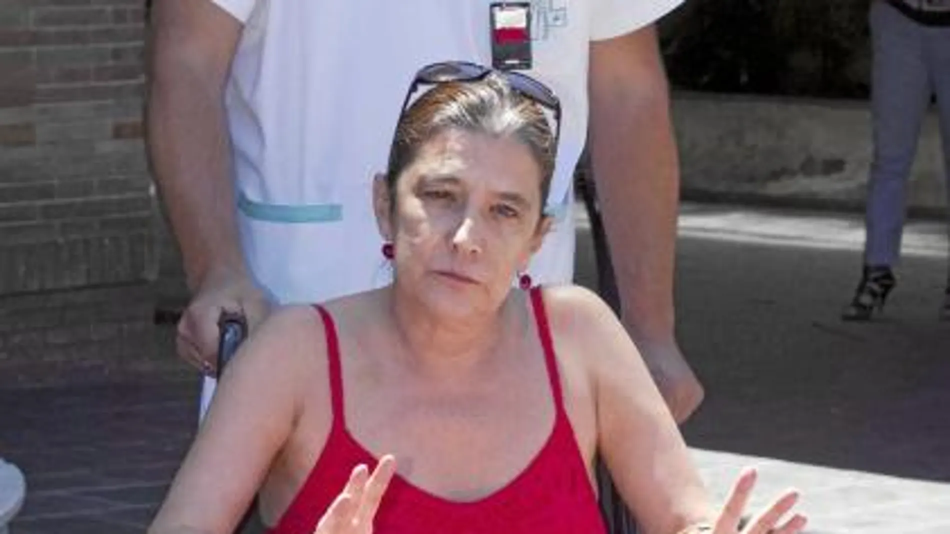 Belén Ordóñez deja el hospital en silla de ruedas