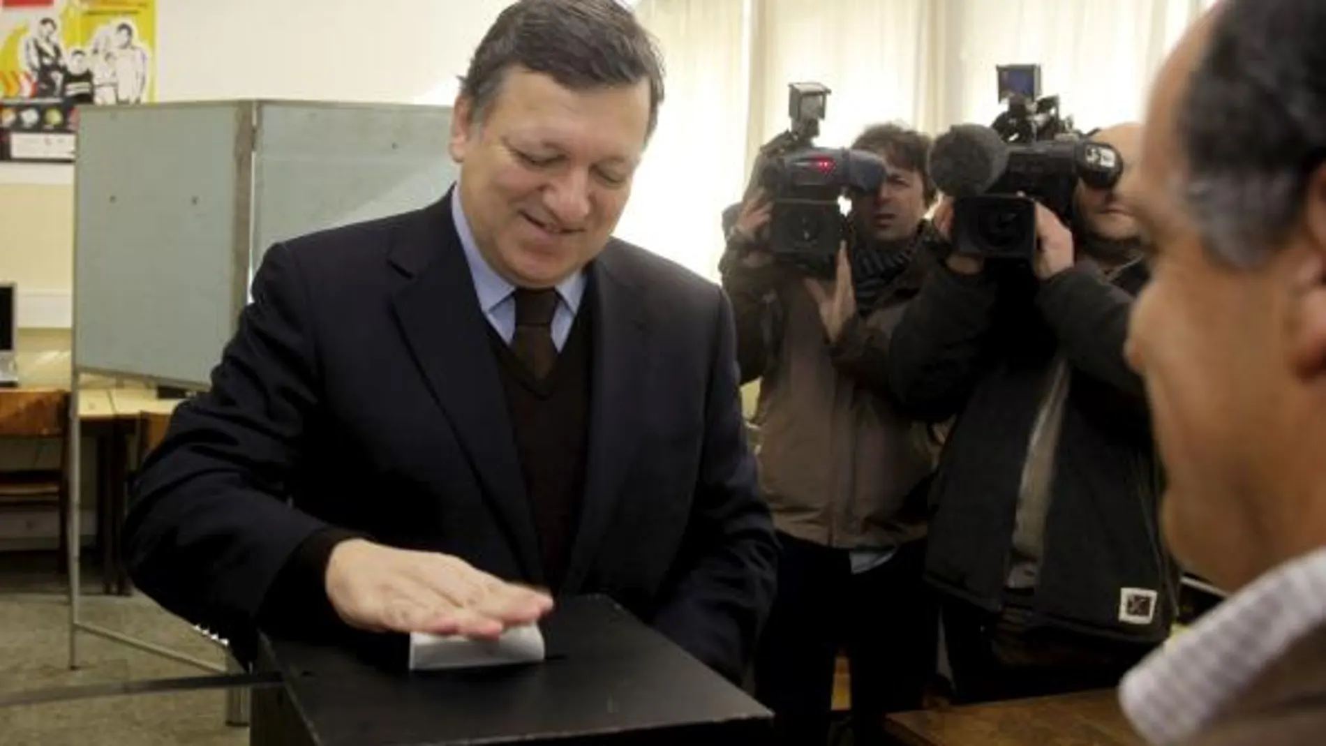 El presidente de la Comisión Europea, José Manuel Durão Barroso acude a votar a un colegio electoral en Lisboa, Portugal.