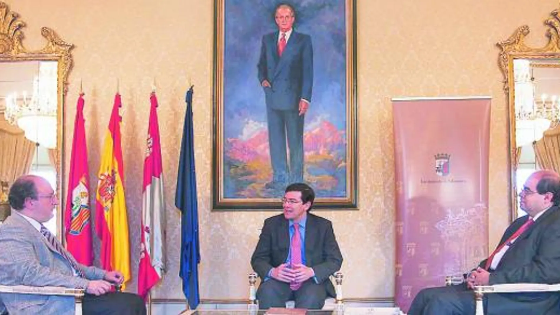 El regidor salmantino, durante su reunión con el socialista Enrique Cabero y el popular Fernando Rodríguez