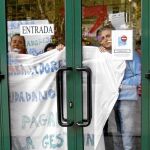Cerca de un centenar de trabajadores municipales se encerraron en la casa de la Cultura de Parla para protestar contra los despidos