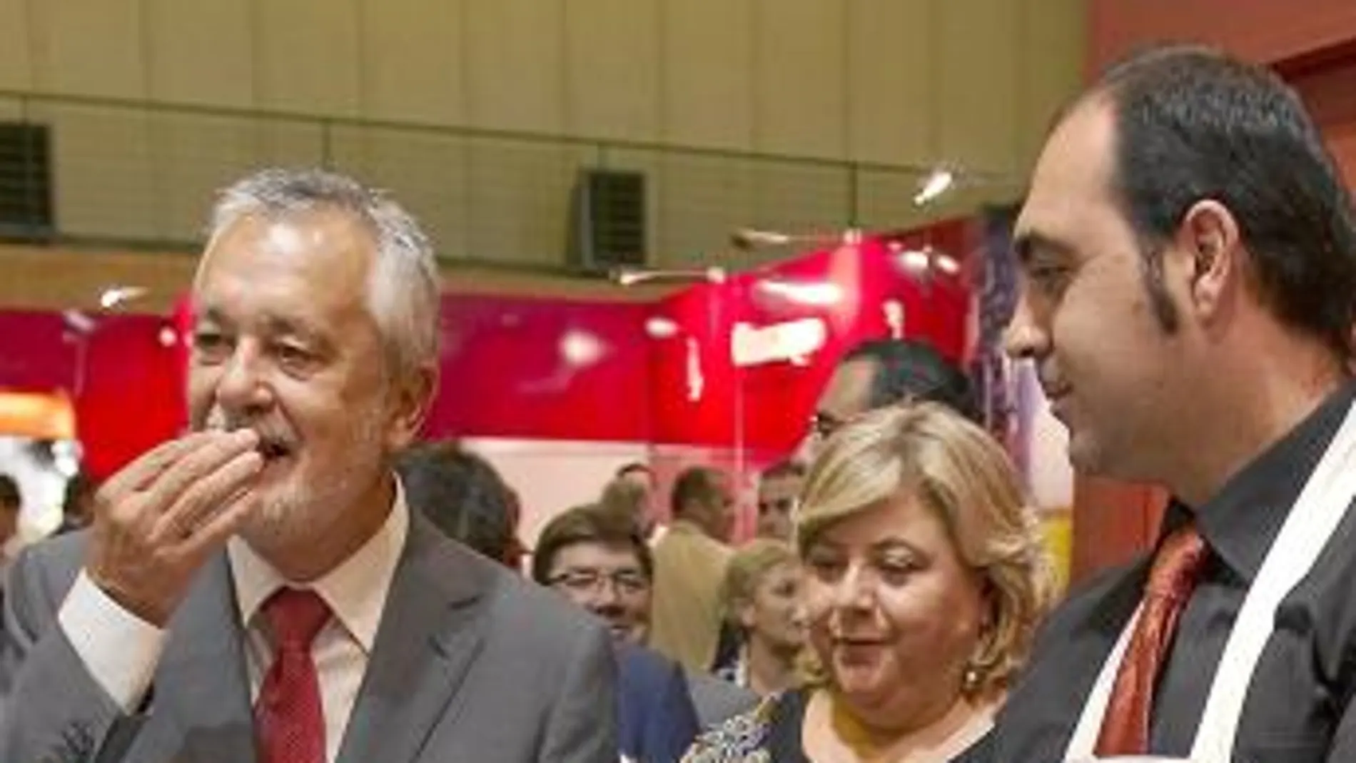 Griñán visitó ayer la feria gastronómica «Andalucía Sabor». No se sabe a qué le supo la sentencia porque no se pronunció
