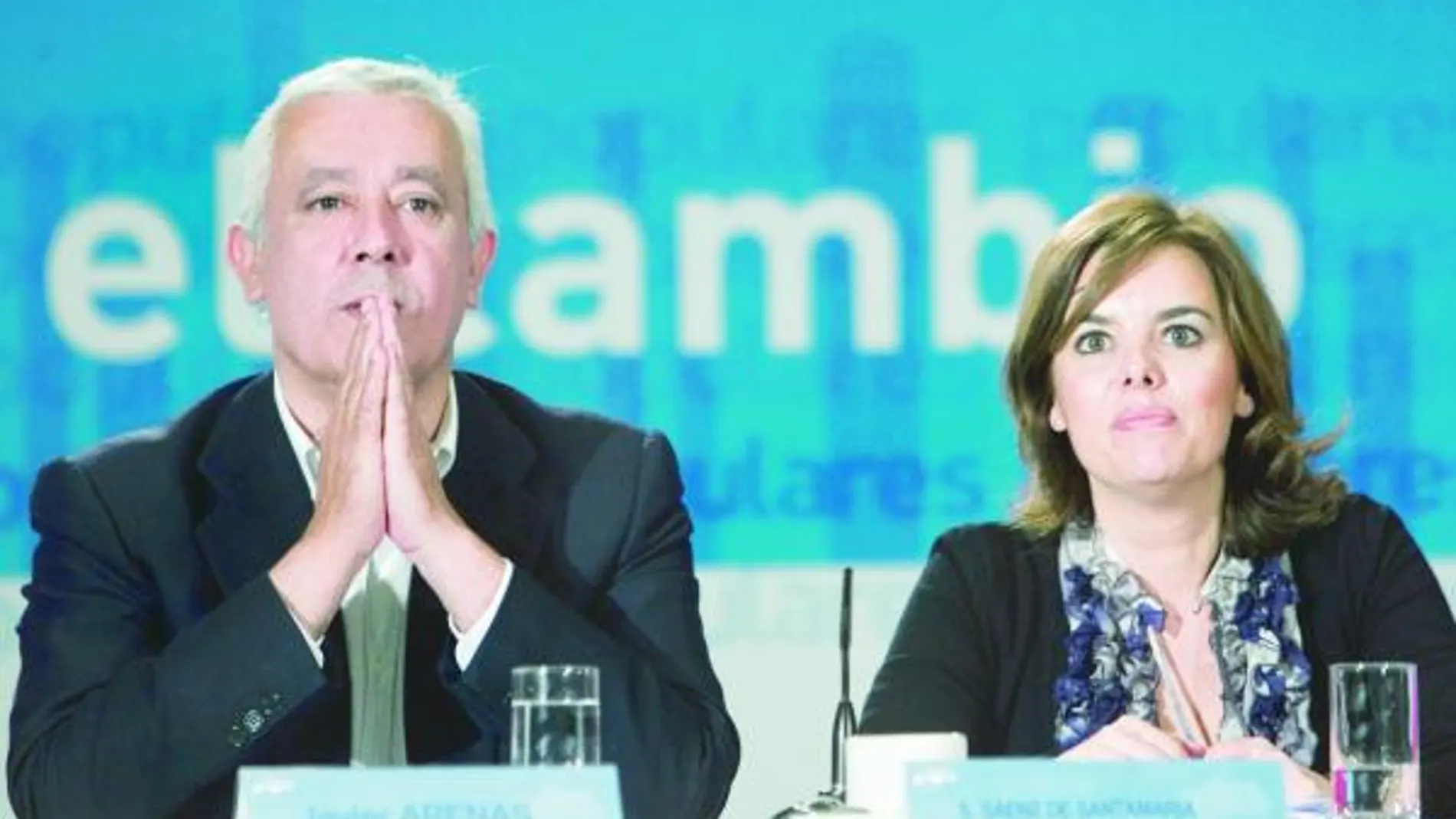 El presidente del PP-A, Javier Arenas, y la portavoz popular en el Congreso, Soraya Sáenz de Santamaría, ayer en el comité ejecutivo del PP-A