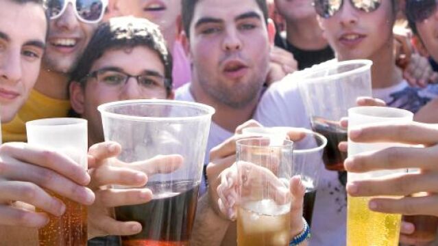 Jóvenes en el macrobotellón de Sevilla.