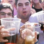 Jóvenes en el macrobotellón de Sevilla.