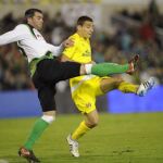 Torrejón y Rubén luchan por un balón en el partido disputado en El Sardinero