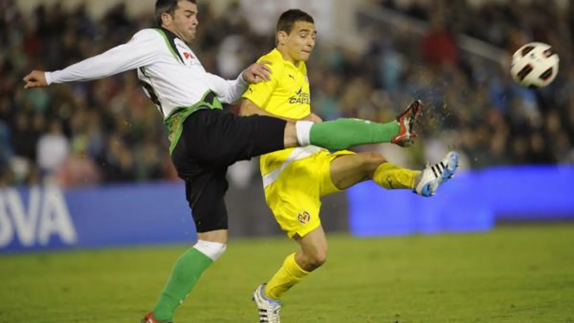 Torrejón y Rubén luchan por un balón en el partido disputado en El Sardinero