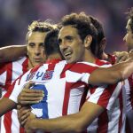 El delantero del Atlético de Madrid, José Antonio Reyes (de espaldas), celebra con sus compañeros su segundo gol frente al Stromsgodset
