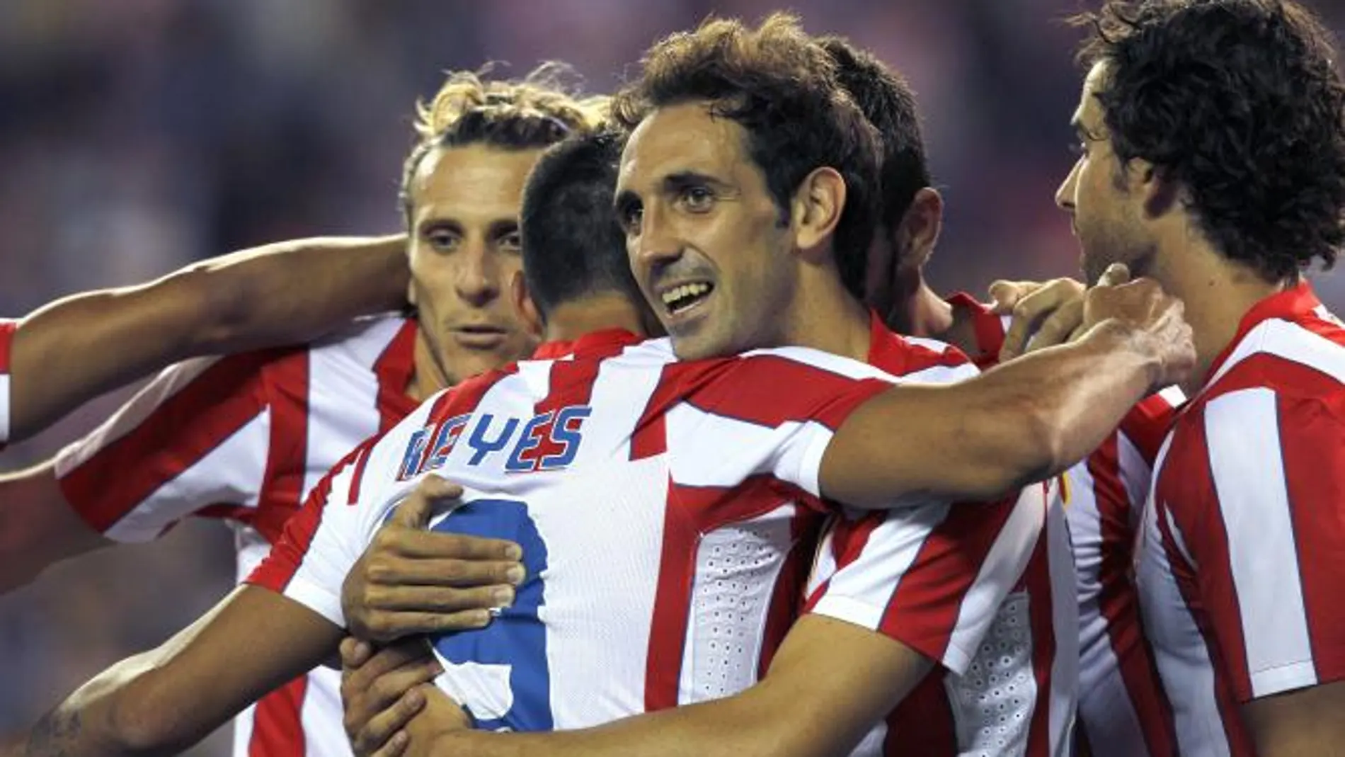 El delantero del Atlético de Madrid, José Antonio Reyes (de espaldas), celebra con sus compañeros su segundo gol frente al Stromsgodset