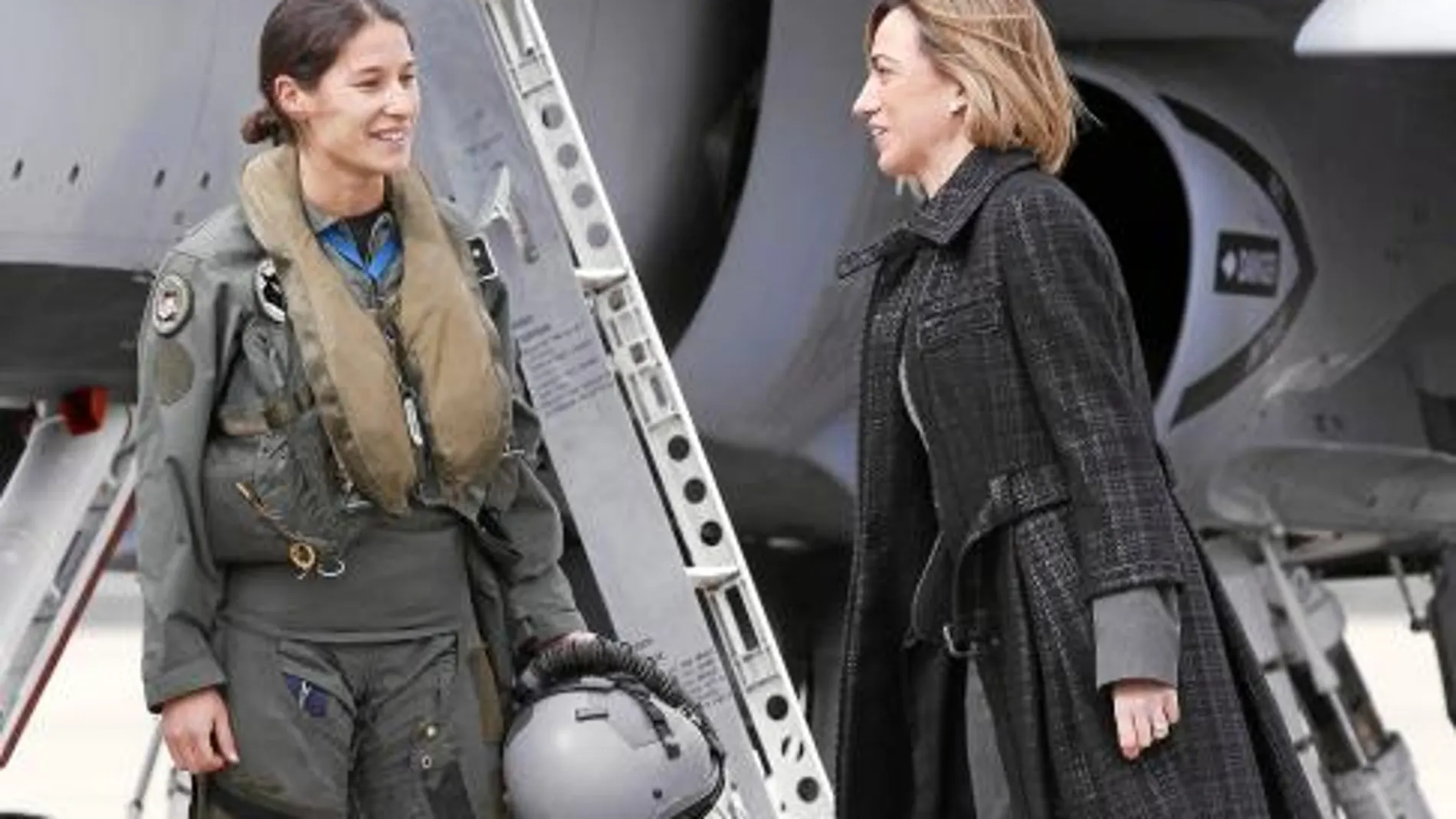 Cachón volvió a utilizar a la primera piloto de caza como ejemplo de integración de la mujer en el Ejército