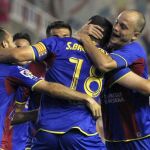 Ballesteros celebra con sus compañeros su gol frente al Rayo