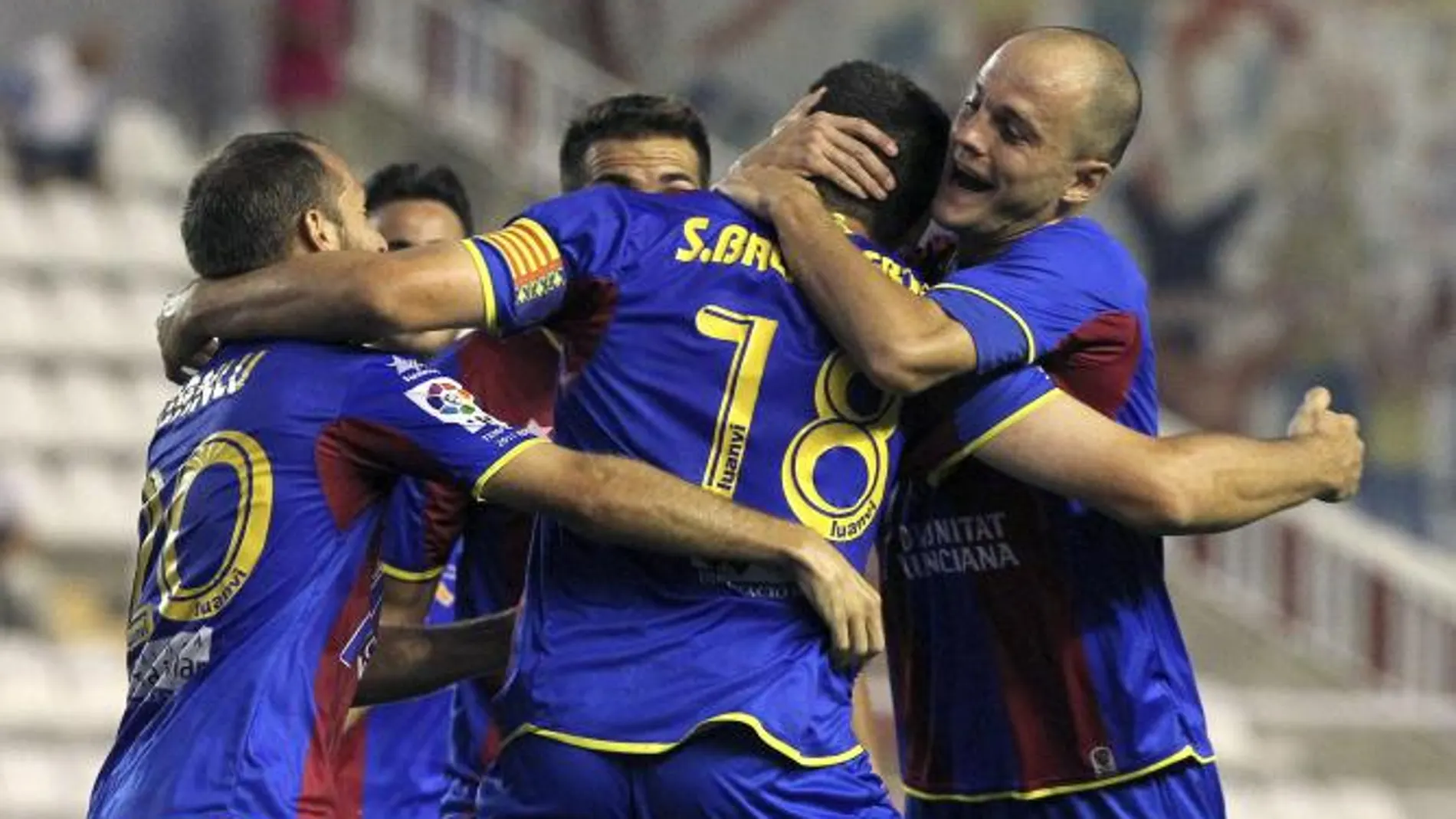 Ballesteros celebra con sus compañeros su gol frente al Rayo
