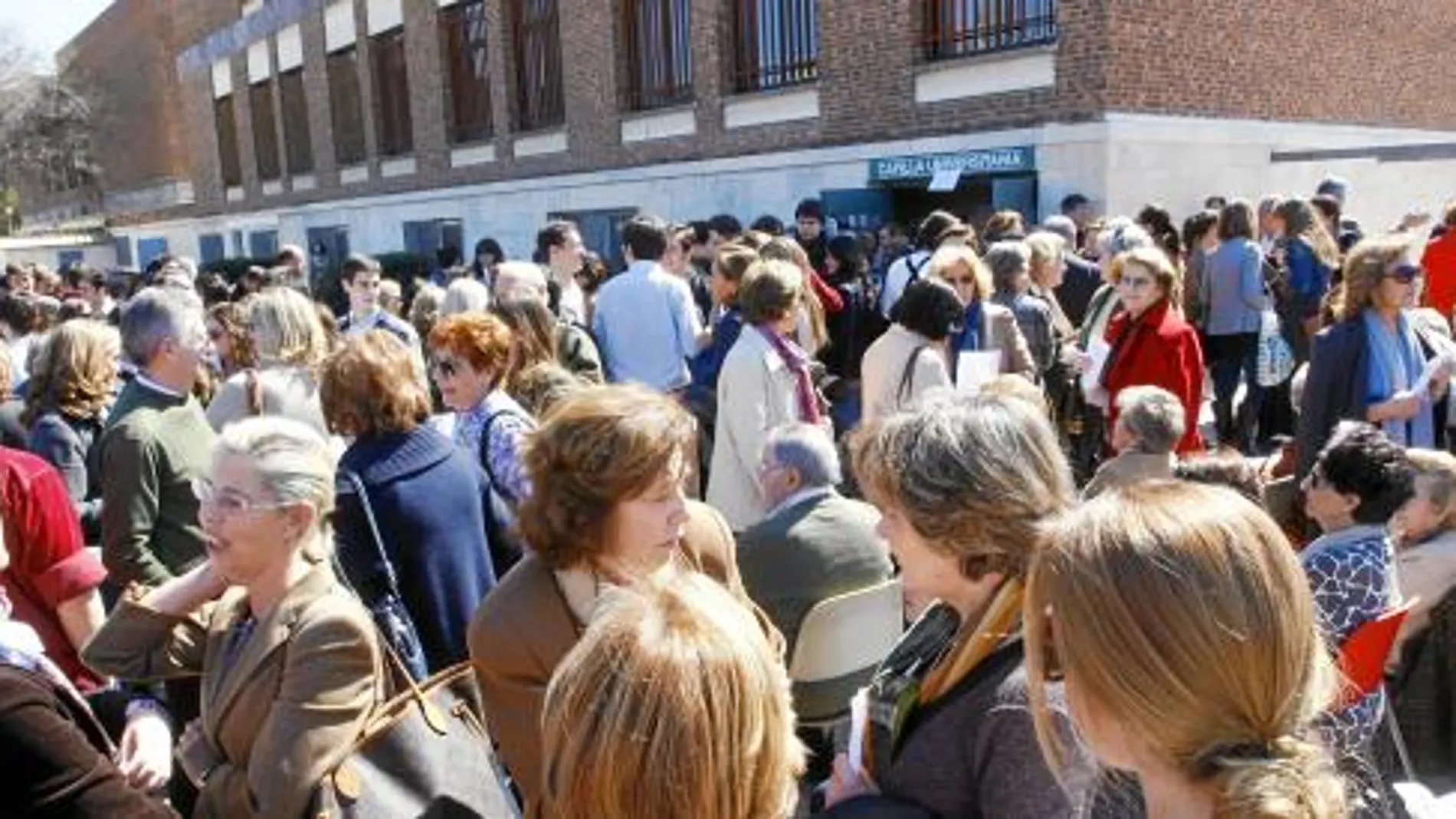 La misa de desagravio en la capilla del campus de Somosaguas de la Complutense congregó a un millar de fieles el viernes pasado