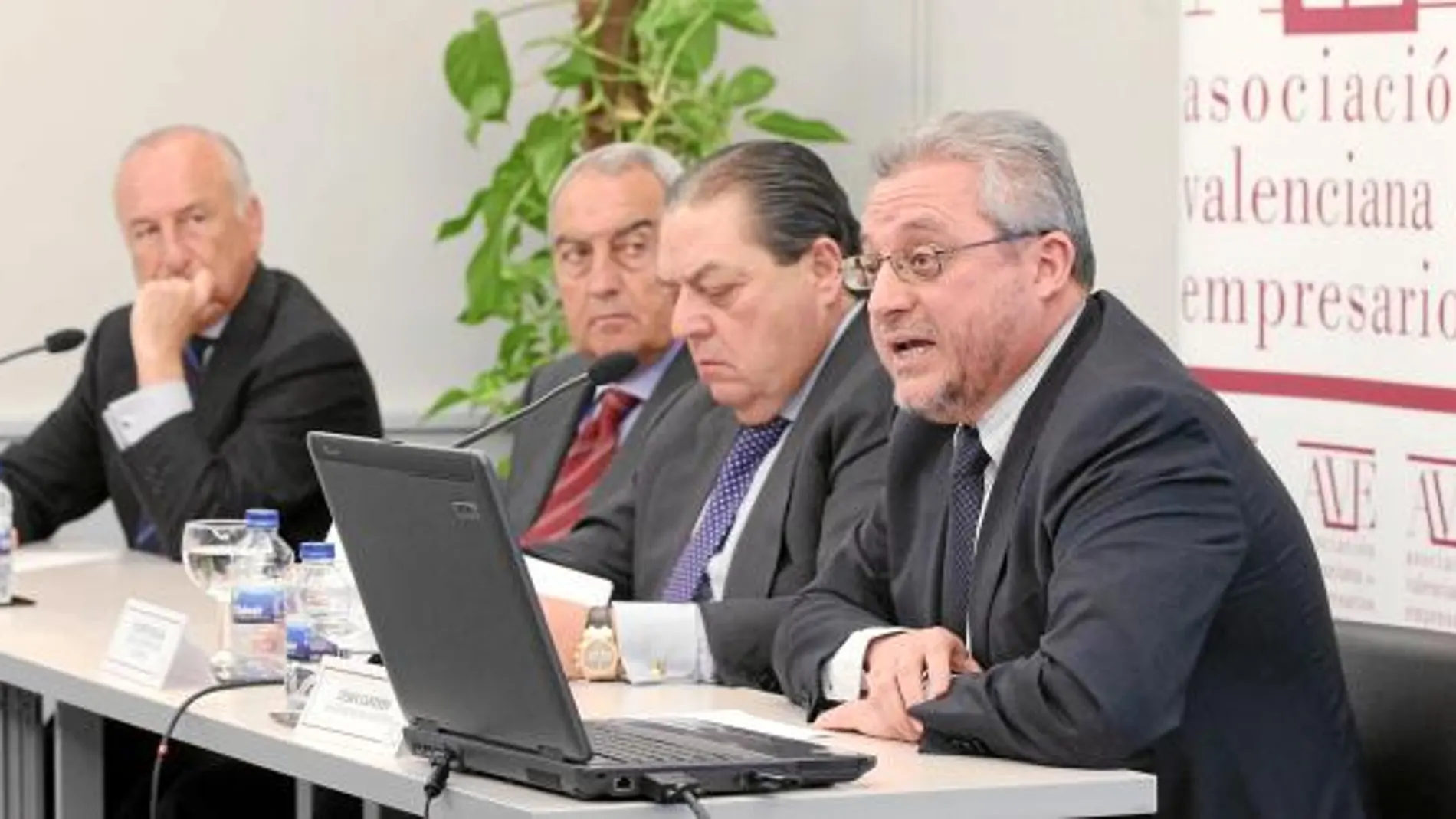 Los empresarios piden a Rajoy 2000 millones para el Corredor
