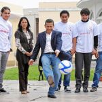 El presidente electo de Perú, Ollanta Humala, lanza el balón durante una visita a la Selección de Futbol