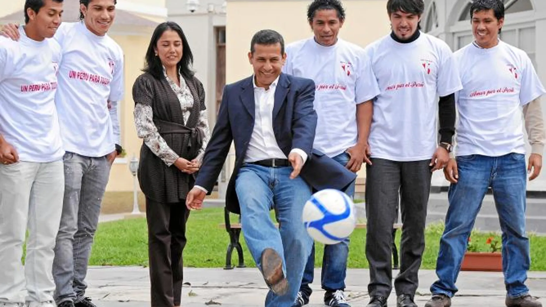 El presidente electo de Perú, Ollanta Humala, lanza el balón durante una visita a la Selección de Futbol