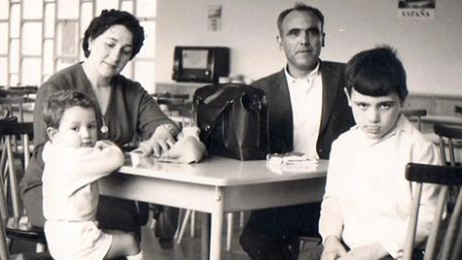 Familia española en alemania: Francisco, con su hermano y sus padres en el centro español
