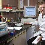 El investigador español José Luis Venero esta tarde en el Departamento de Bioquímica y Biología Molecular de la facultad de Farmacia de Sevilla. Venero es uno de los científicos de los equipos de la Universidad de Sevilla y del Instituto Karolinska de Est