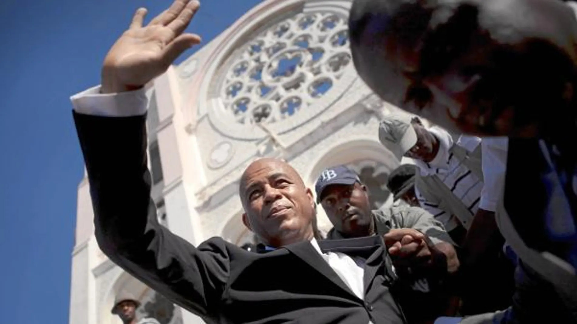 El candidato Michel Martelly, tras una ofrenda en la Catedral de Haití