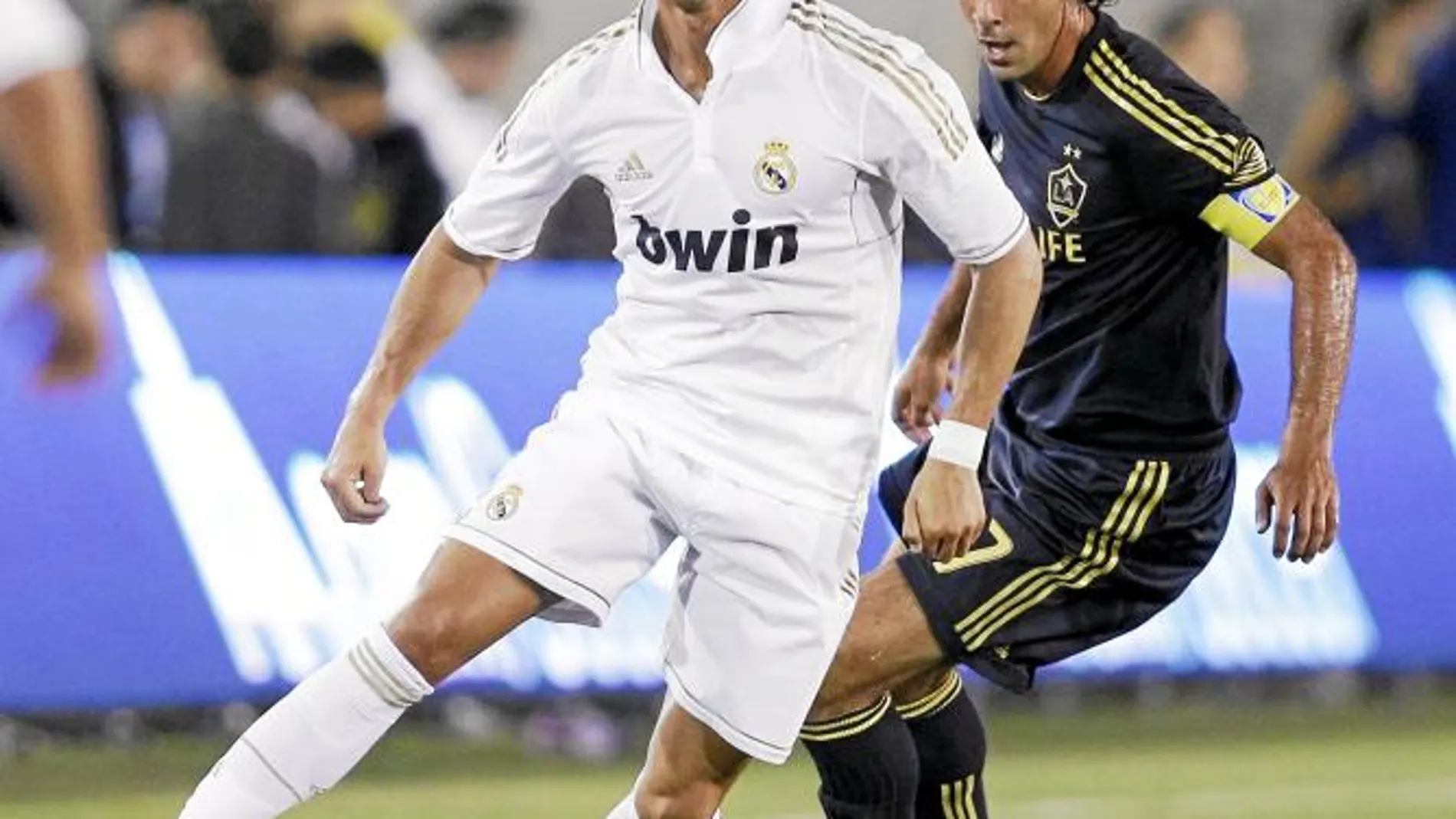 Cristiano Ronaldo, que sólo jugó la segunda mitad, controla la pelota ante el estadounidense Kirovski