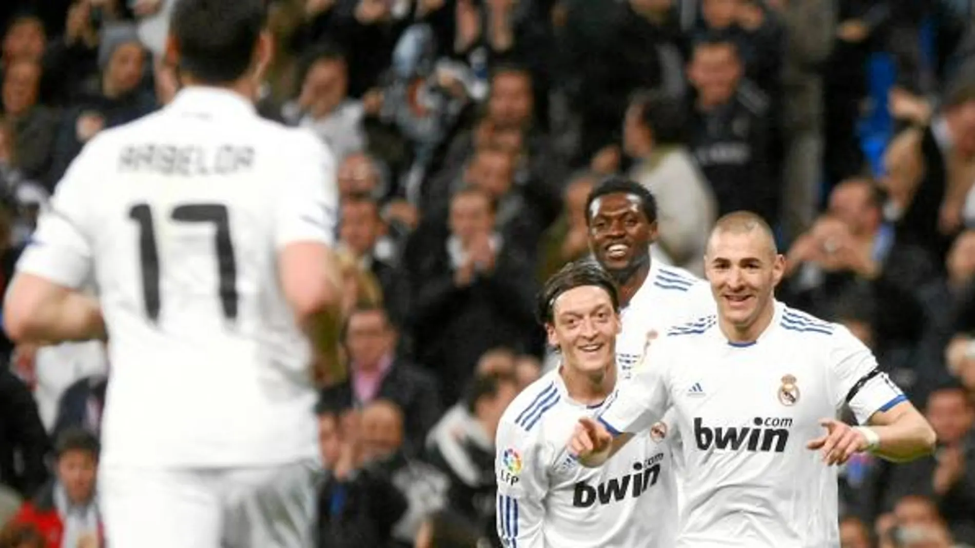 Benzema, perseguido por Özil y Adebayor, celebra un golBenzema, perseguido por Özil y Adebayor, celebra un gol