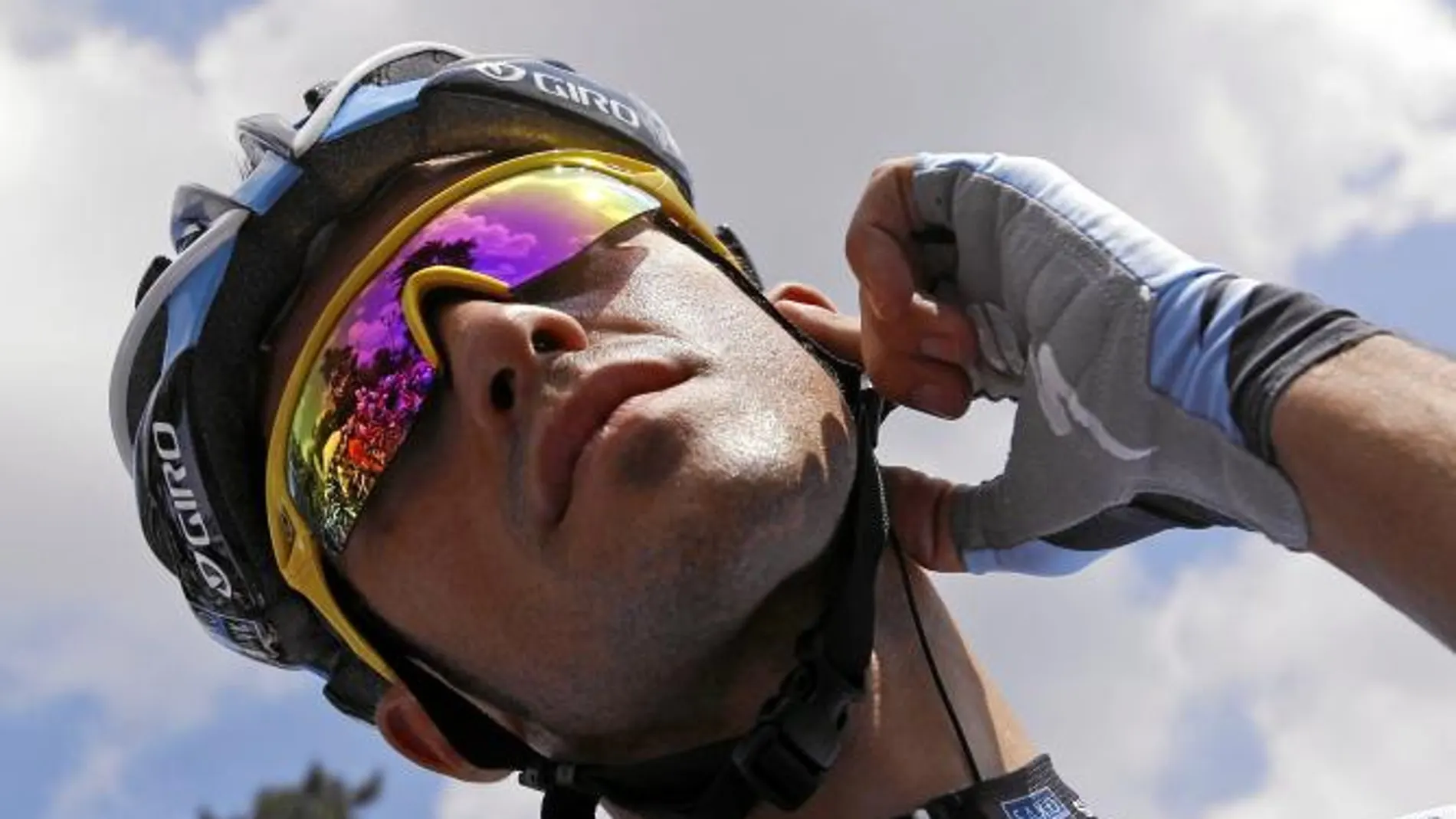 Alberto Contador se ajusta el «pinganillo» antes del comienzo de la etapa de ayer