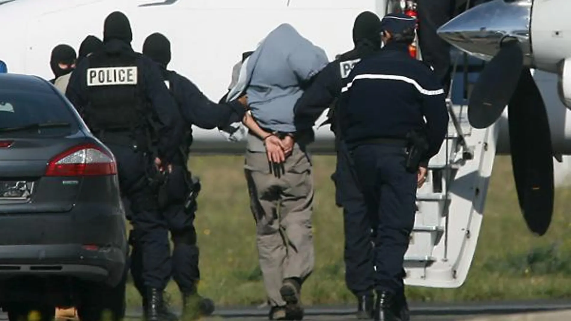 Miembros de la Gendarmería francesa en una detención anterior de etarras