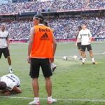 Alrededor de 40.000 seguidores del Real Madrid se acercaron ayer al Bernabéu a presenciar el suave entrenamiento del equipo antes de la Supercopa