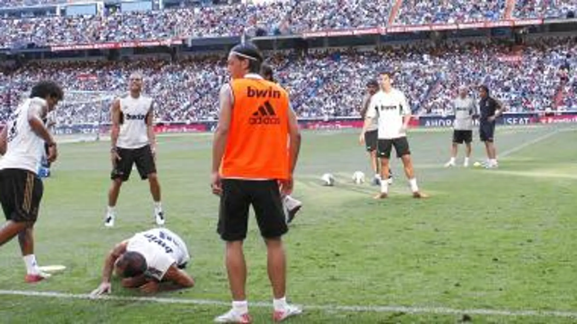 Alrededor de 40.000 seguidores del Real Madrid se acercaron ayer al Bernabéu a presenciar el suave entrenamiento del equipo antes de la Supercopa