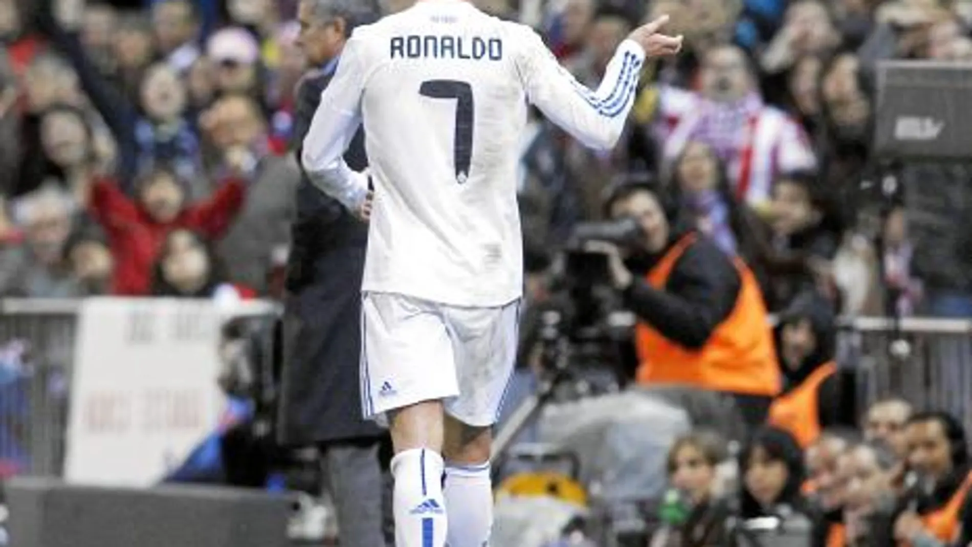 Mientras se dirige al banquillo tras ser sustituido, Cristiano Ronaldo hace gestos al público, que le despidió con insultos