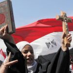Los símbolos de las dos religiones mayoritarias de Egipto se exhibían ayer en El Cairo juntos por la convivencia