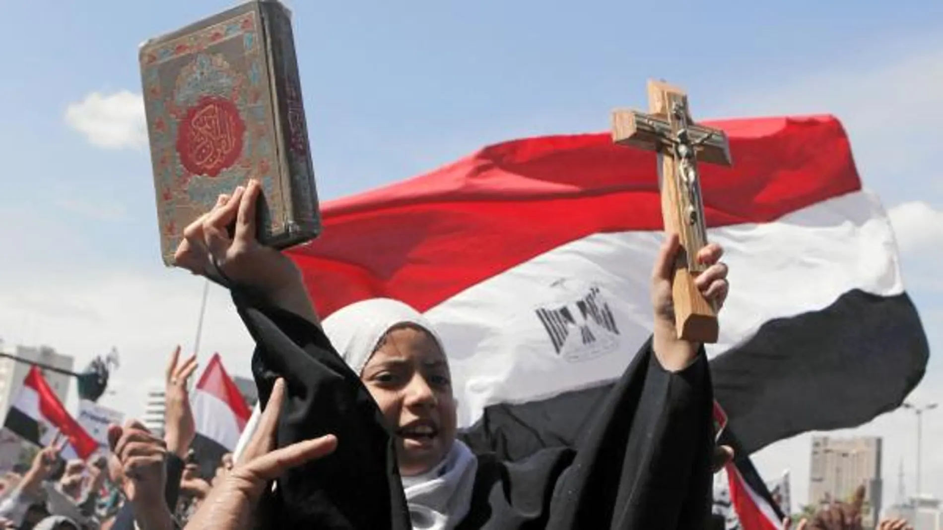 Los símbolos de las dos religiones mayoritarias de Egipto se exhibían ayer en El Cairo juntos por la convivencia