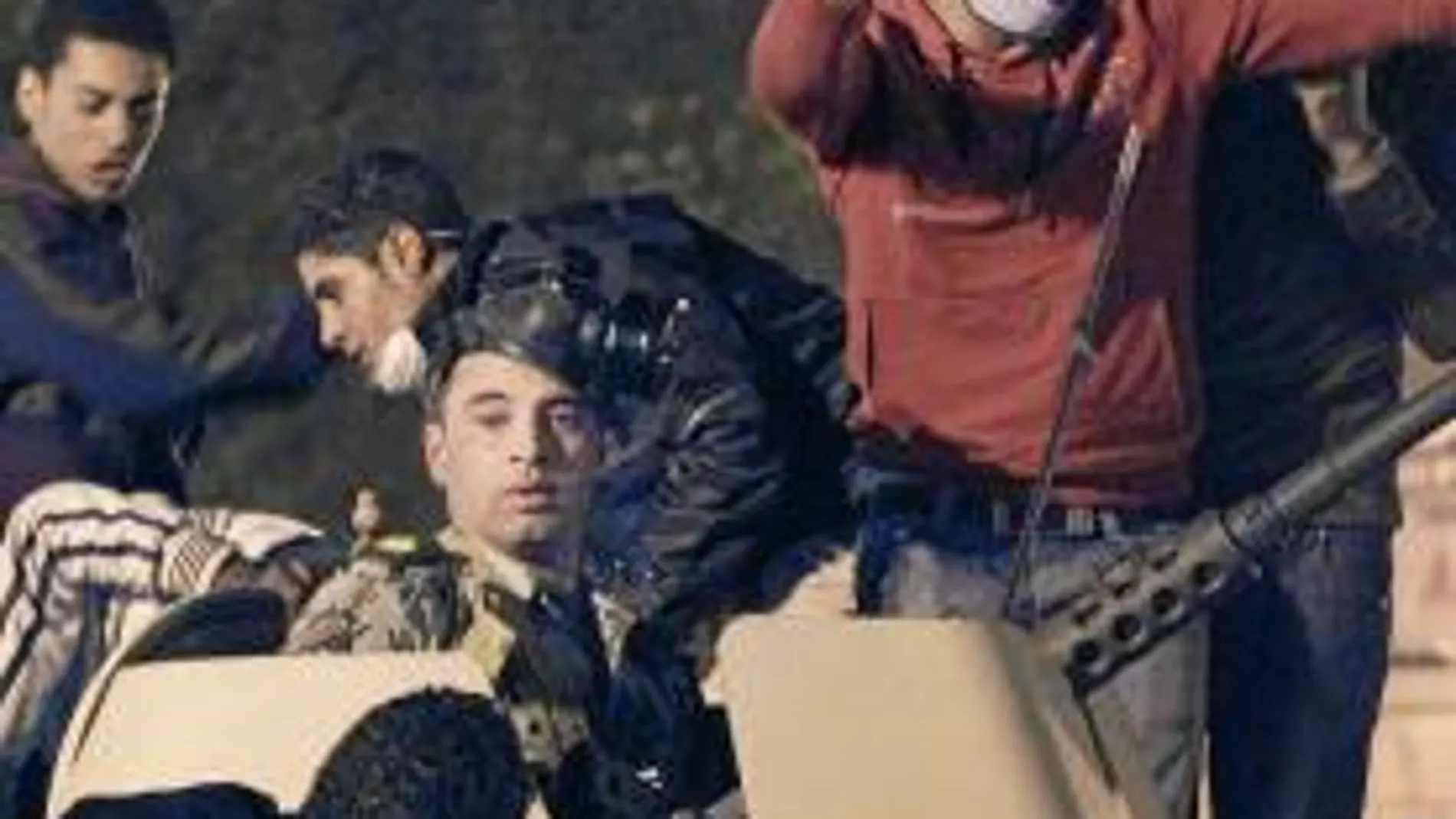 Varios manifestantes toman el control de un blindado del ejército durante las manifestaciones de ayer en El Cairo, en las que murieron varias personas