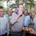 En la localidad orensana de O Carballiño, Mariano Rajoy vivió los primeros años de su infancia. Y para rememorar viejos tiempos, el líder del PP acudió a la edición número 49 de la Fiesta del Pulpo. En la imagen, Rajoy degusta una tapa de pulpo a la galle
