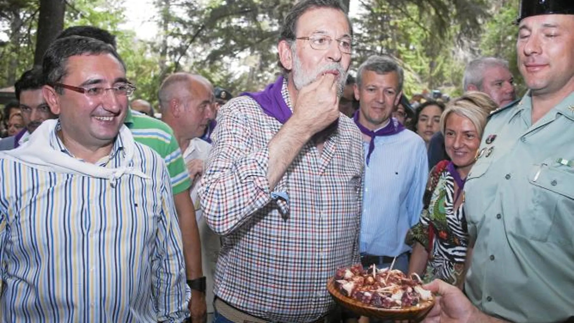 En la localidad orensana de O Carballiño, Mariano Rajoy vivió los primeros años de su infancia. Y para rememorar viejos tiempos, el líder del PP acudió a la edición número 49 de la Fiesta del Pulpo. En la imagen, Rajoy degusta una tapa de pulpo a la galle