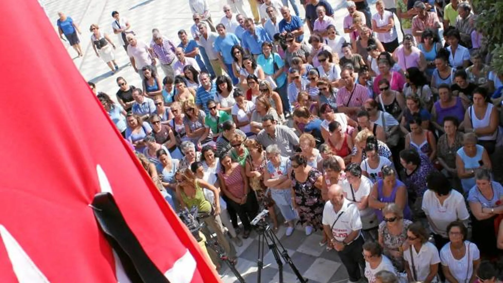 Unas 200 personas se citaron en la plaza de Lora